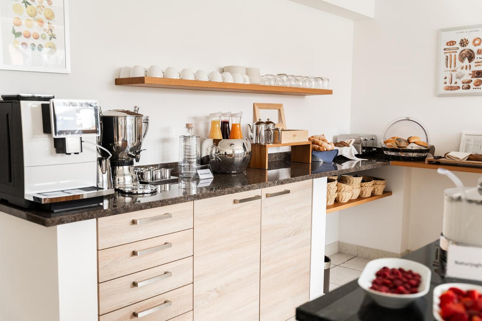 Hotel Vier Jahreszeiten An Der Therme & Kliniken Naehe Freiburg & Schwarzwald Ideal Fuer Wellness Kur & Business Ausfluege 24h Check In- Wlan & Parken Gratis Bad Krozingen