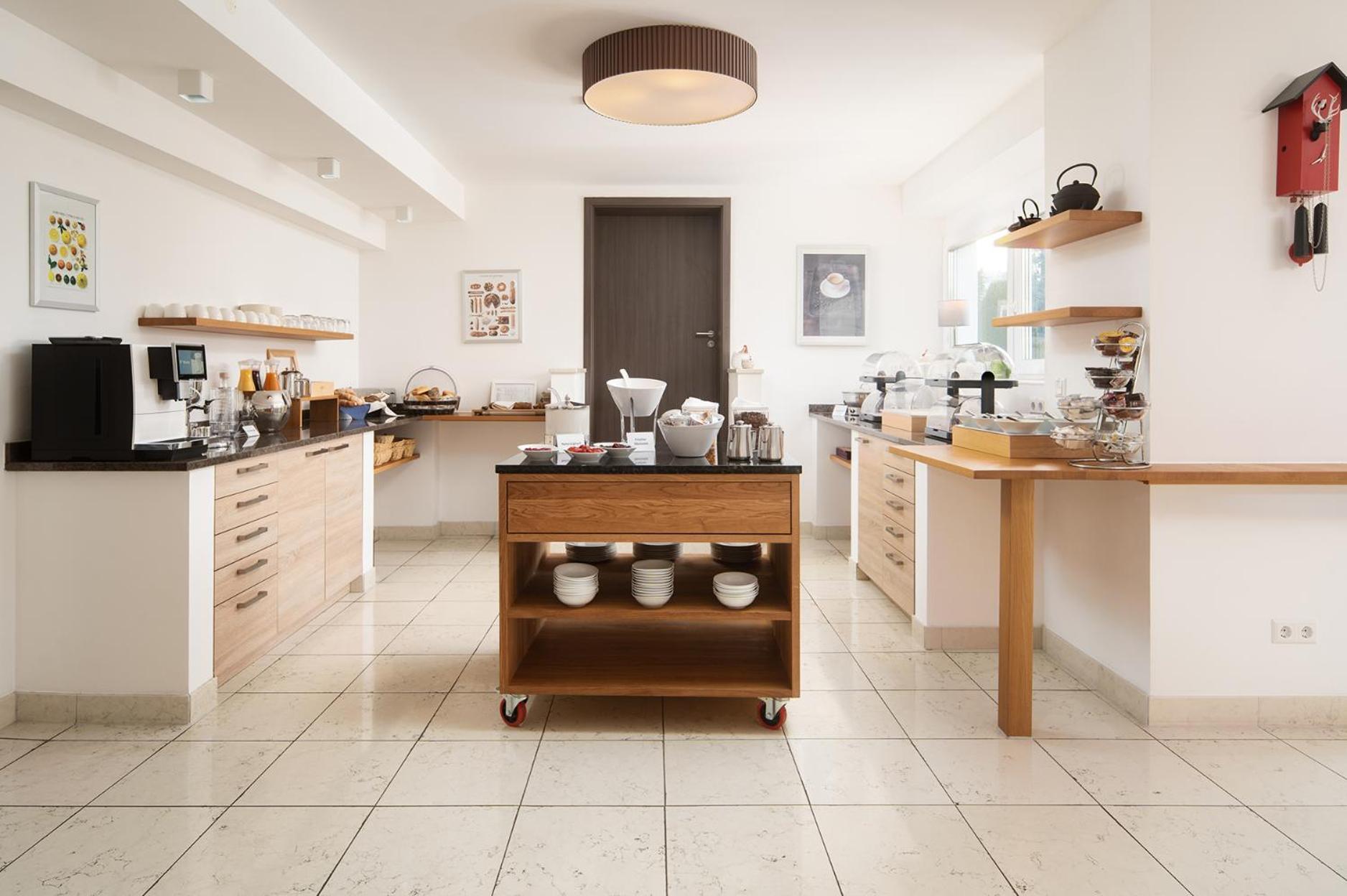 Hotel Vier Jahreszeiten An Der Therme & Kliniken Naehe Freiburg & Schwarzwald Ideal Fuer Wellness Kur & Business Ausfluege 24h Check In- Wlan & Parken Gratis